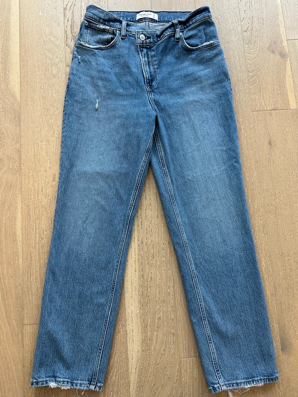 Abercrombie & Fitch Women's The 90s Straight-Leg Ultra High Rise 29 Short